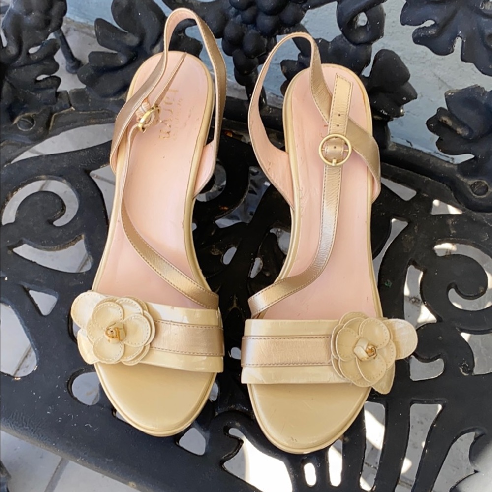 NWOT Taryn by Taryn Rose Beige Flower Wedges
